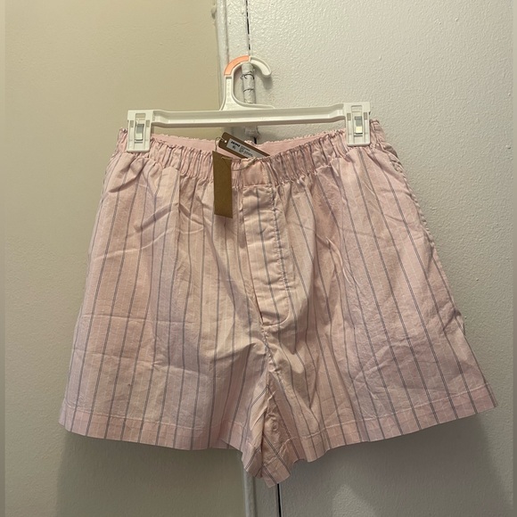 NWT SKIMS Cotton Poplin Short in Pale Pink Pencil Stripe; Size S - Picture 4 of 6